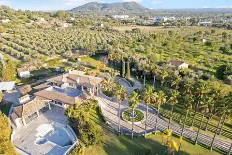 Modern Chalet with Pool in a Quiet Area of Inca