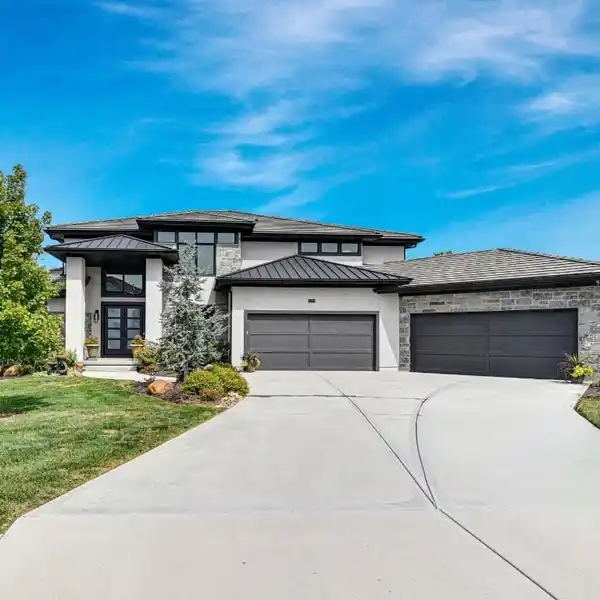 AWARD-WINNING DON JULIAN HOME WITH THEATER