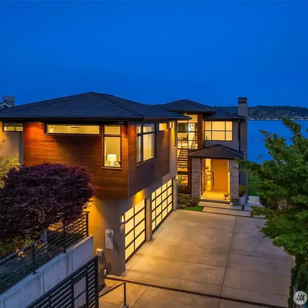 NORTHWEST CONTEMPORARY MASTERPIECE ON LAKE SAMMAMISH