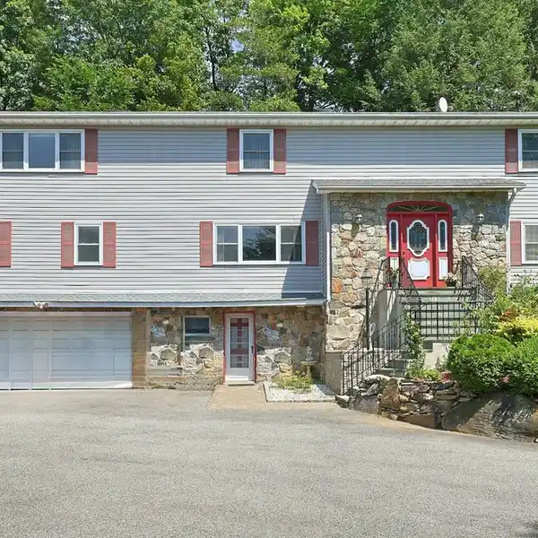 SPACIOUS COLONIAL RETREAT WITH POOLSIDE LIVING