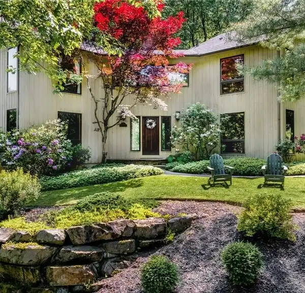 MODERN DESIGN SURROUNDED BY NATURAL BEAUTY
