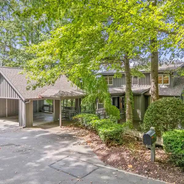 MOUNTAIN RETREAT IN PRESTIGIOUS CHAMPION HILLS