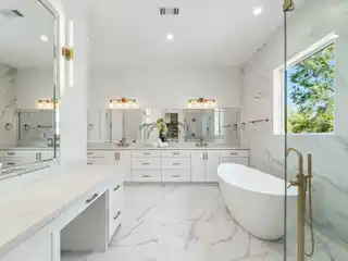Luxurious Home in Houston’s Prestigious Timbergrove Manor