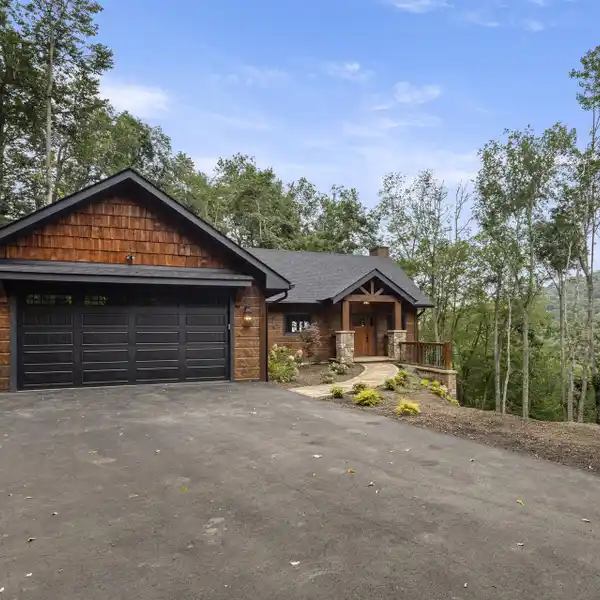 STUNNING MODERN LOG HOME