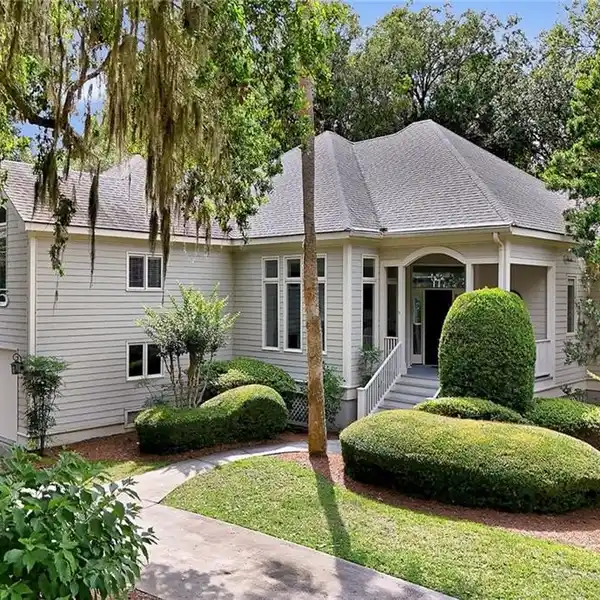BEAUTIFUL HOME A SHORT DISTANCE FROM THE WHITE SAND BEACHES