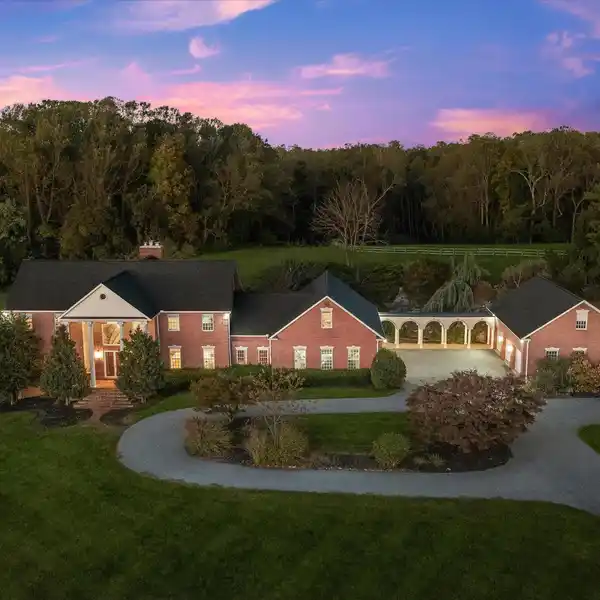 EXTRAORDINARY ESTATE ON EIGHT ACRES