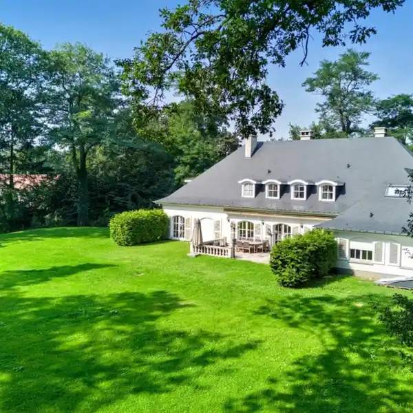 CLASSIC PROPERTY IN A BEAUTIFUL SETTING