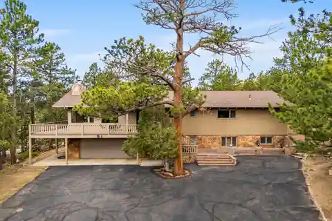 Spacious Wooded Escape with Bonus Garages