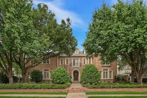 Truly Remarkable Residence in St. Andrews Place