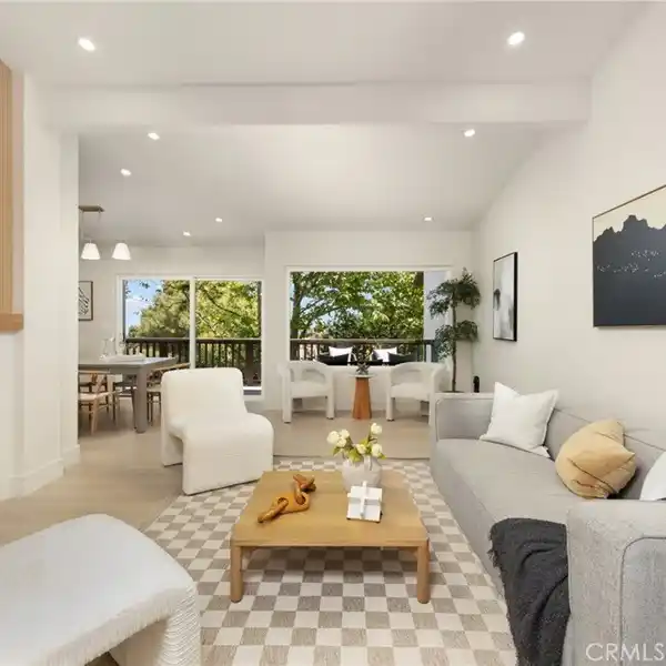 IMPECCABLY REMODELED TOWNHOME IN THE TERRACES COMMUNITY