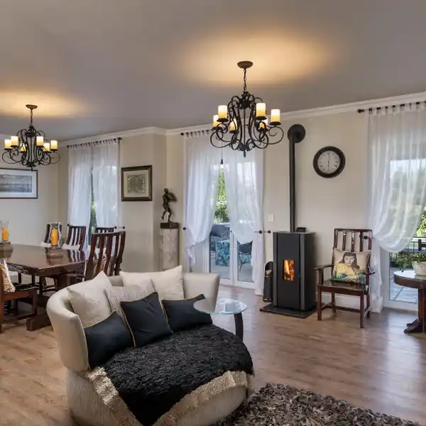 REMARKABLE RESIDENCE WITH MOUNTAIN VIEWS