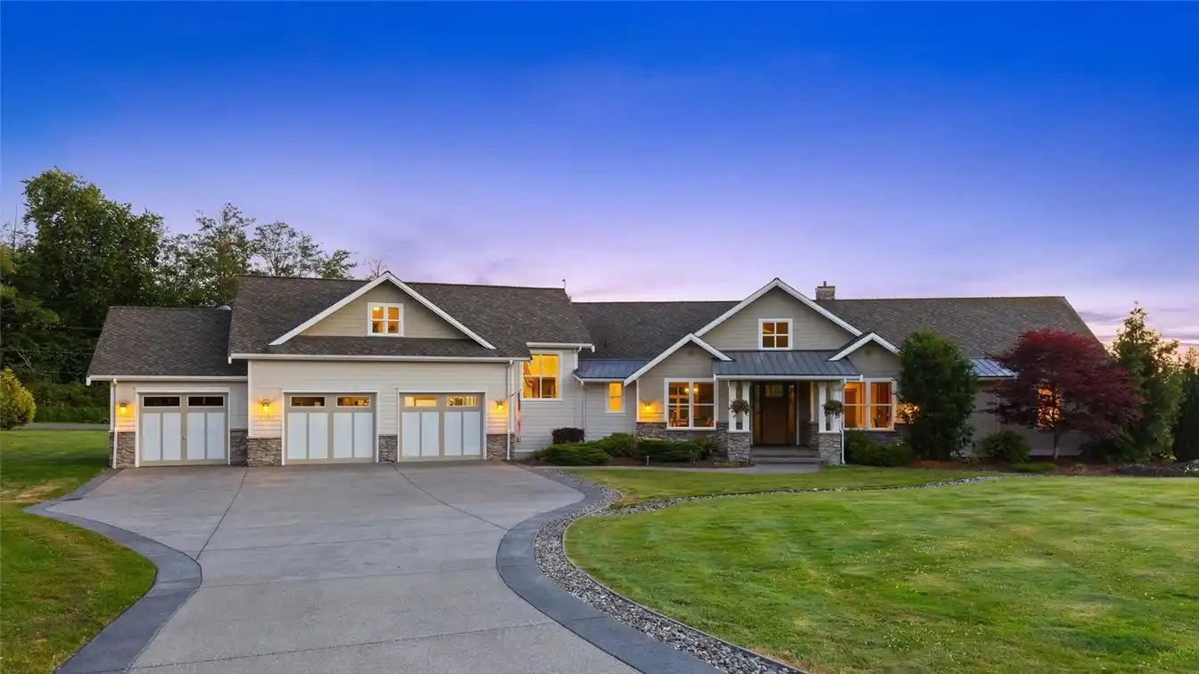 Great Home with Breathtaking Views of the Mountains and Sound