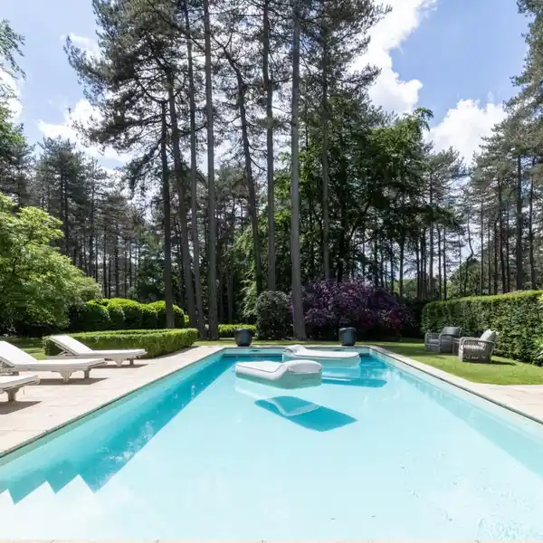 MAGNIFICENT VILLA IN A WOODED GOLF COURSE SETTING