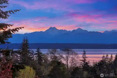 One-of-a-kind Daylight Rambler with Sweeping Views