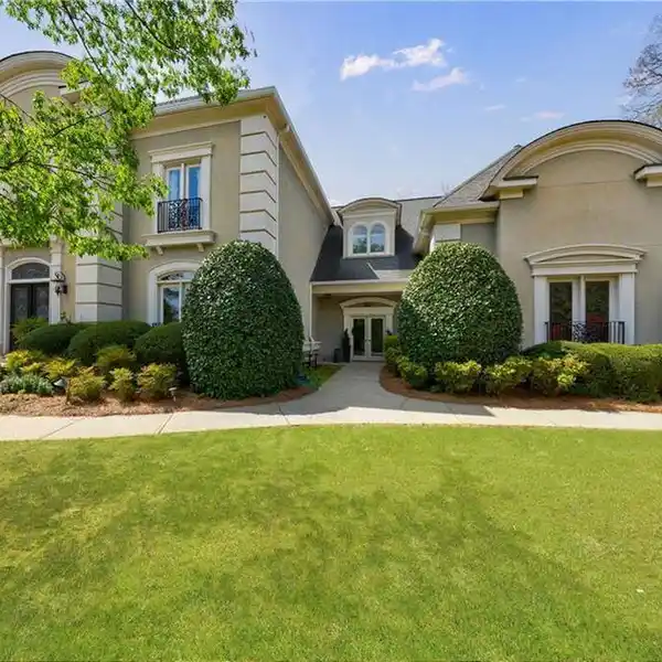 EXCEPTIONAL ESTATE HOME IN THE COUNTRY CLUB OF THE SOUTH