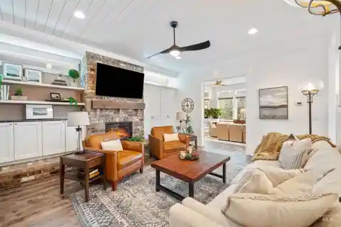 Coastal Bungalow in Gated Lakemoor
