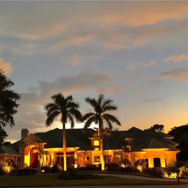 LAKESIDE GRANDEUR WITH SEAMLESS INDOOR-OUTDOOR LIVING