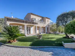 Tranquil Provençal Elegance with Timeless Views