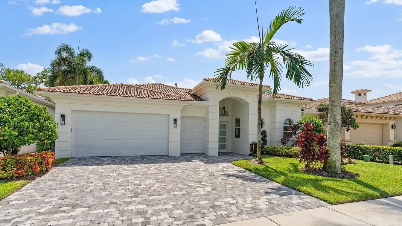 Beautiful Courtyard Home with Guest House