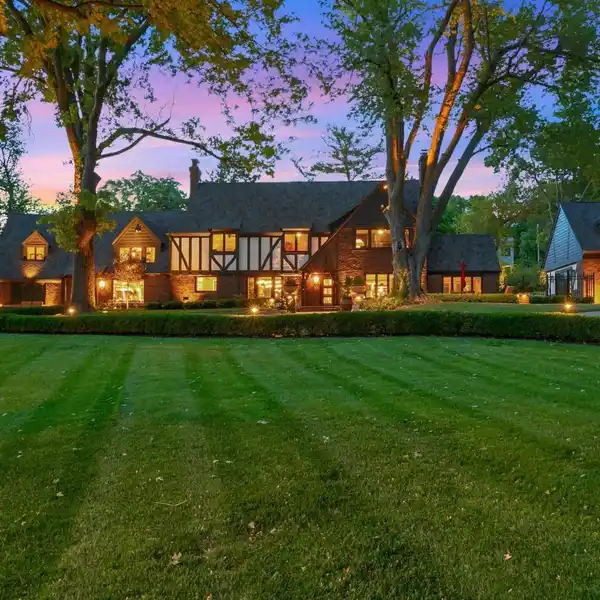 REFINED ESTATE IN PRESTIGIOUS FAIRACRES