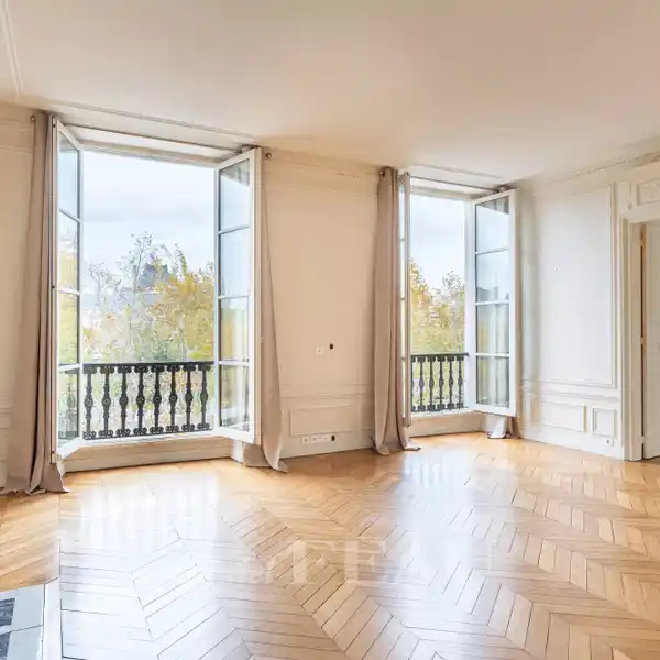 GRAND PARISIAN RESIDENCE WITH BEAUTIFUL VIEW OF THE SEINE