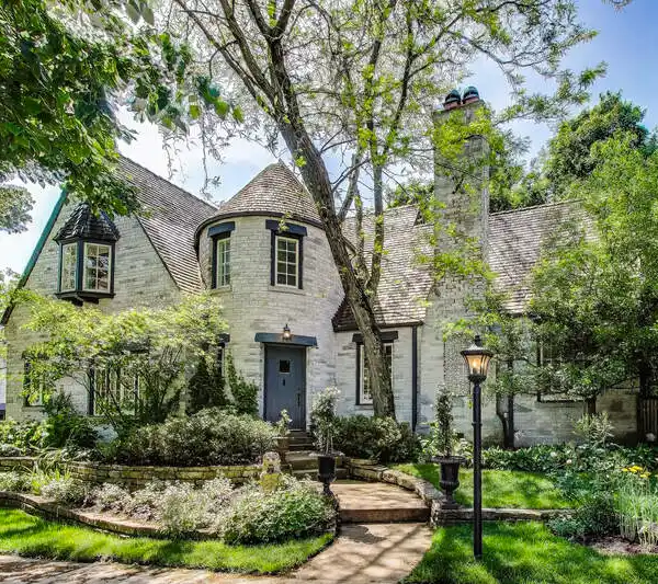 ARCHITECTURAL ELEGANCE WITH MODERN REFINEMENT