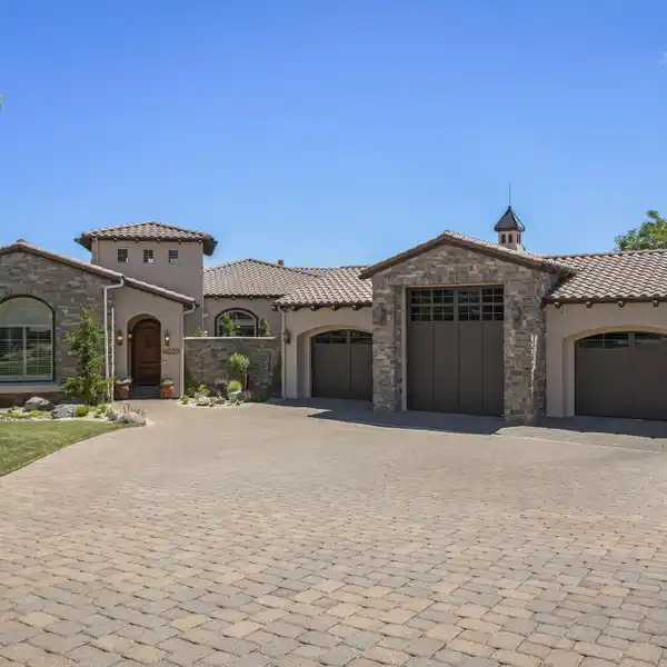 EXQUISITE RESIDENCE IN PRESTIGIOUS SADDLEHORN