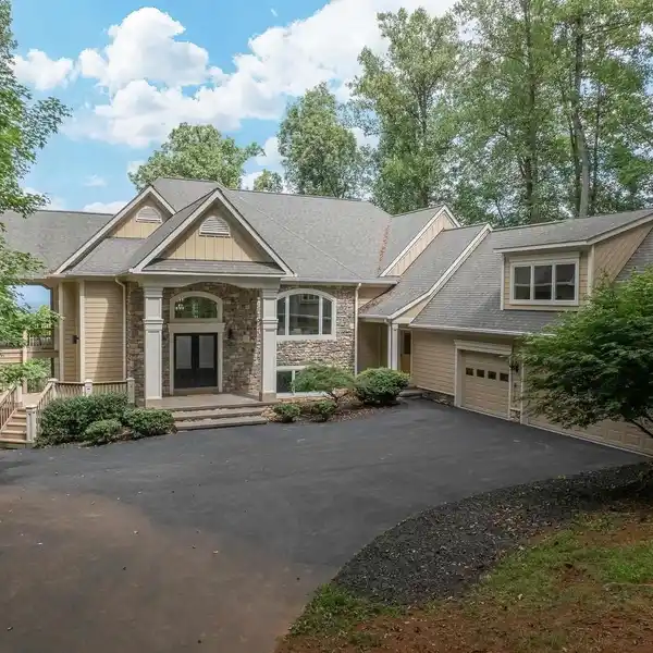 EXQUISITE RESIDENCE WITH SWEEPING VIEWS