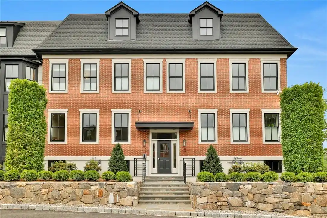 Luxury and Comfort in Convenient and Exclusive Armonk Close