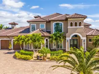 Dream Waterfront Oasis