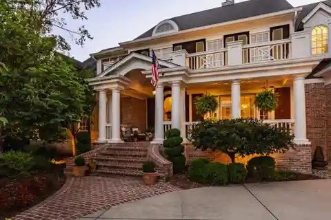 Extraordinary Shingle Style Home in Exclusive Windermere