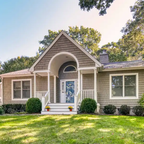 CHARMING EAST HAMPTON RETREAT NEAR VILLAGE AND BEACHES
