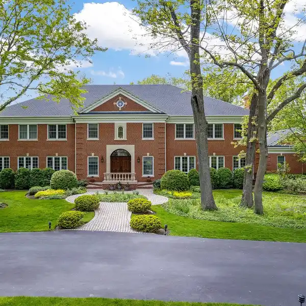 ARCHITECTURAL MASTERPIECE ON 3 ACRES IN LAKE FOREST