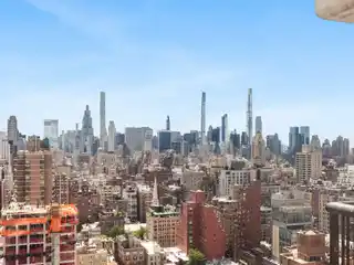 Light-Filled High-End Upper East Side Condominium