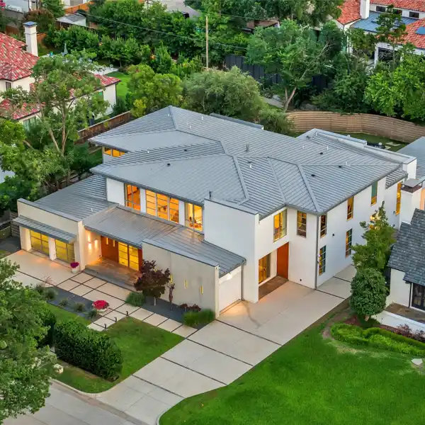 STRIKING MODERNIST HOME