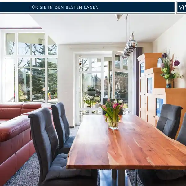 A HOME TO FALL IN LOVE WITH – STYLISH ARCHITECT-DESIGNED HOUSE WITH CONSERVATORY AND FIREPLACE