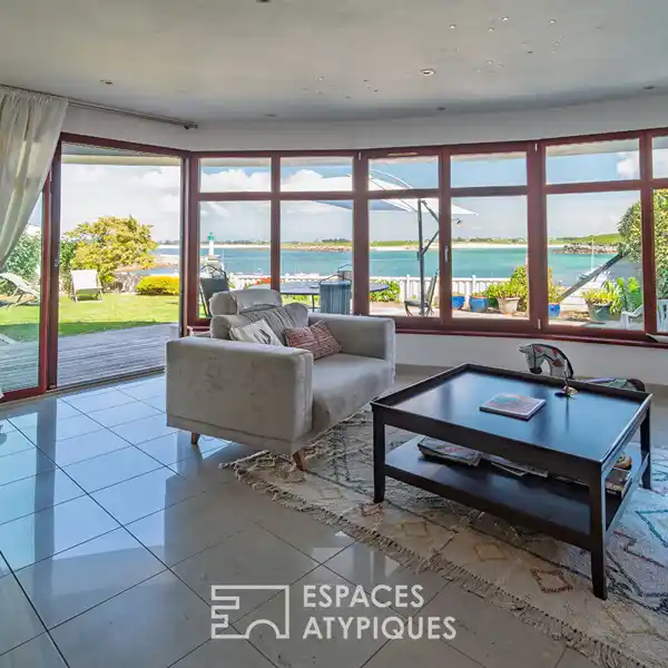 OCEANFRONT ELEGANCE WITH PANORAMIC SEA VIEWS