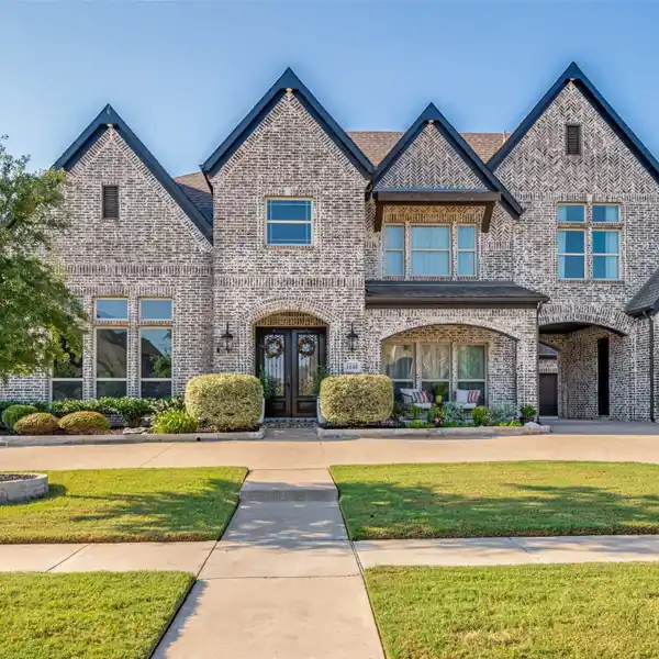 STUNNING GALLERY CUSTOM HOME