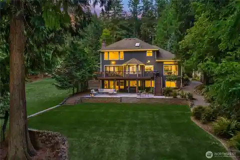 Elevated Style on Scenic Beaver Lake