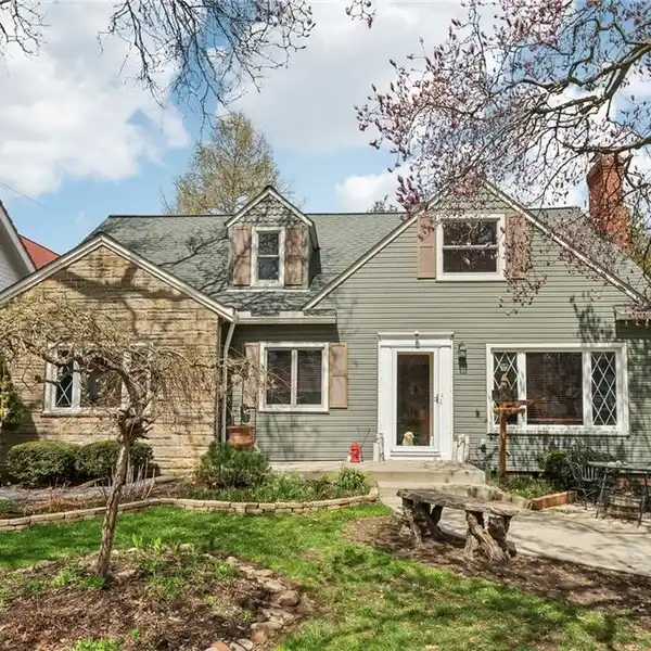 CHARMING HOME OFFERING A PEACEFUL LAKESIDE LIFESTYLE