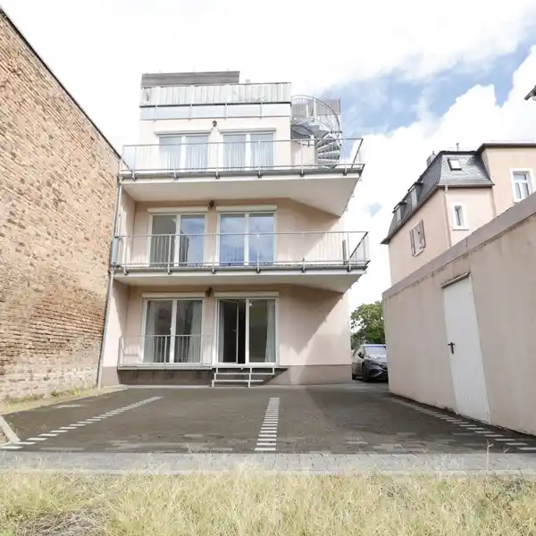 CENTRALLY LOCATED THREE-FAMILY HOUSE WITH LARGE ROOF TERRACE