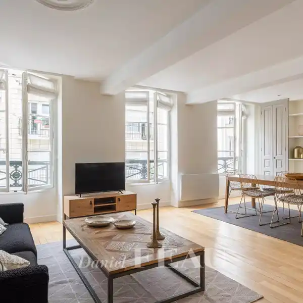 ELEGANT MANSION APARTMENT WITH DUAL-ASPECT BRIGHTNESS