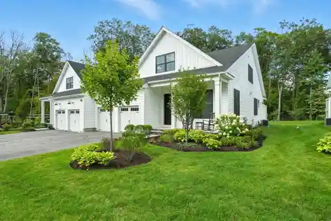 Upgraded Townhome in the Enclave at Boxborough