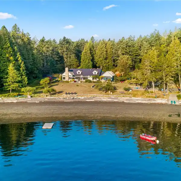 UNPARALLELED WATERFRONT LIVING