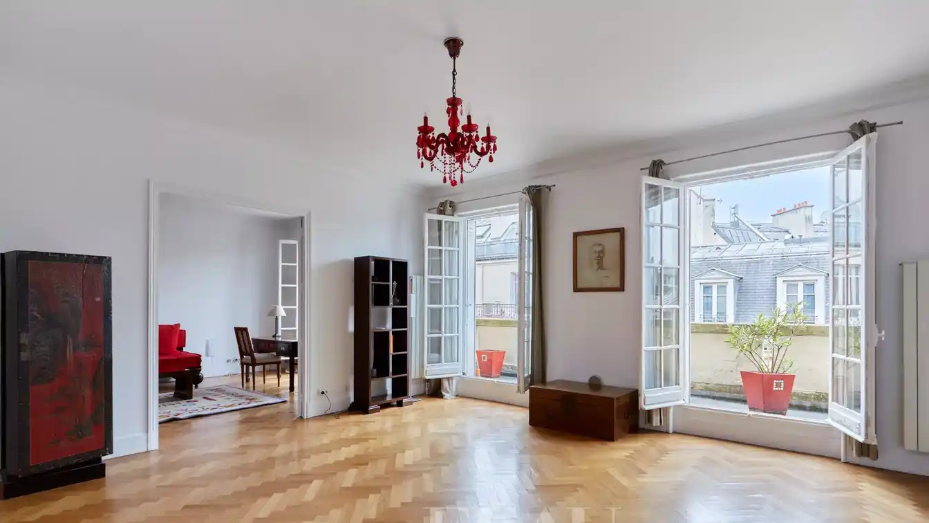 Sunny and Quiet Apartment in a Beautiful Building