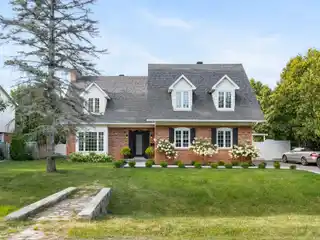Fully Renovated Cottage in the Heart of Beaconsfield