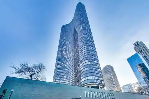 Panoramic Lake Views in Iconic Lake Point Tower