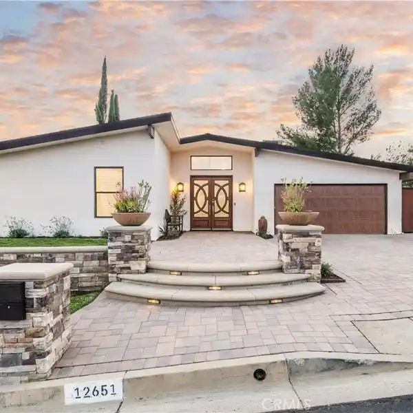 BEAUTIFULLY UPDATED VIEW RETREAT