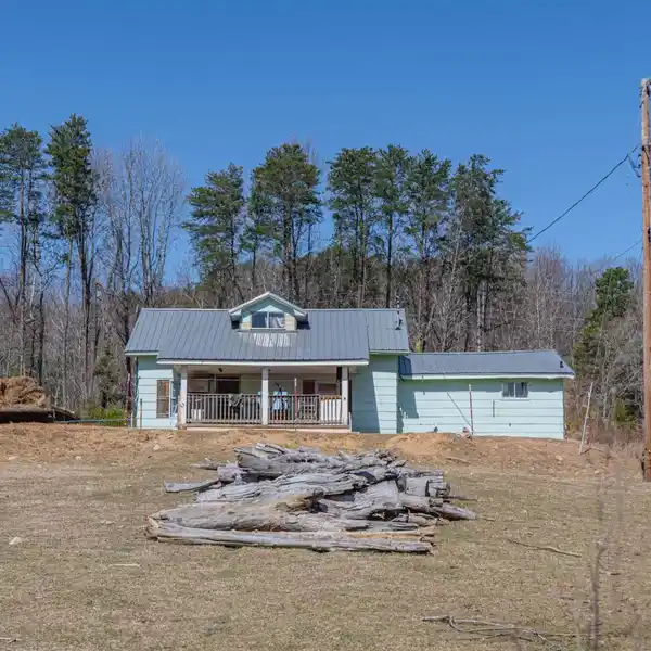 28 AMAZING ACRES