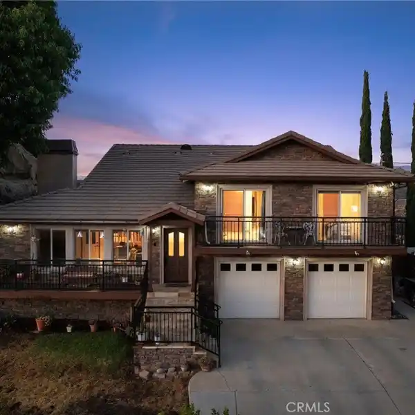 WELCOMING CUSTOM HOME WITH MAGNIFICENT VIEWS